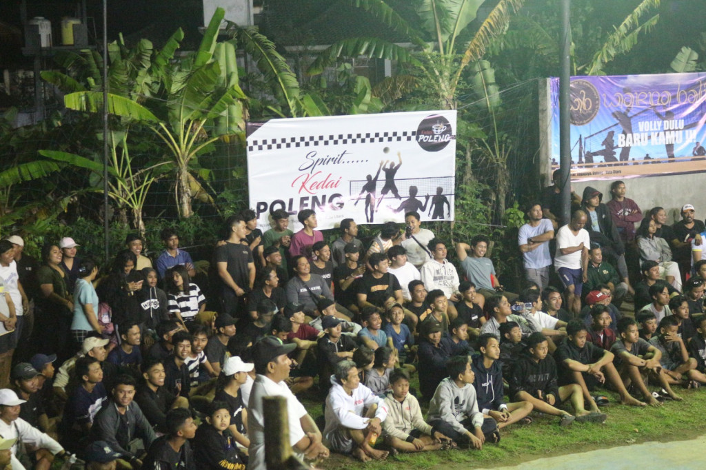 Antusias Penonton Dalam  Final Voli PORSENIDES Dalung, Banjar Pegending VS Banjar Dukuh